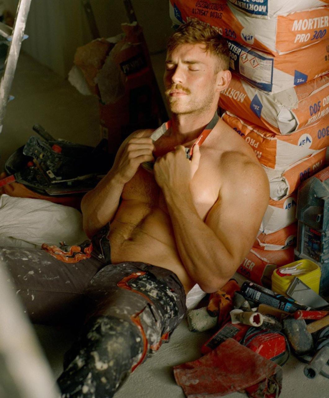 Zane Phillips como albañil