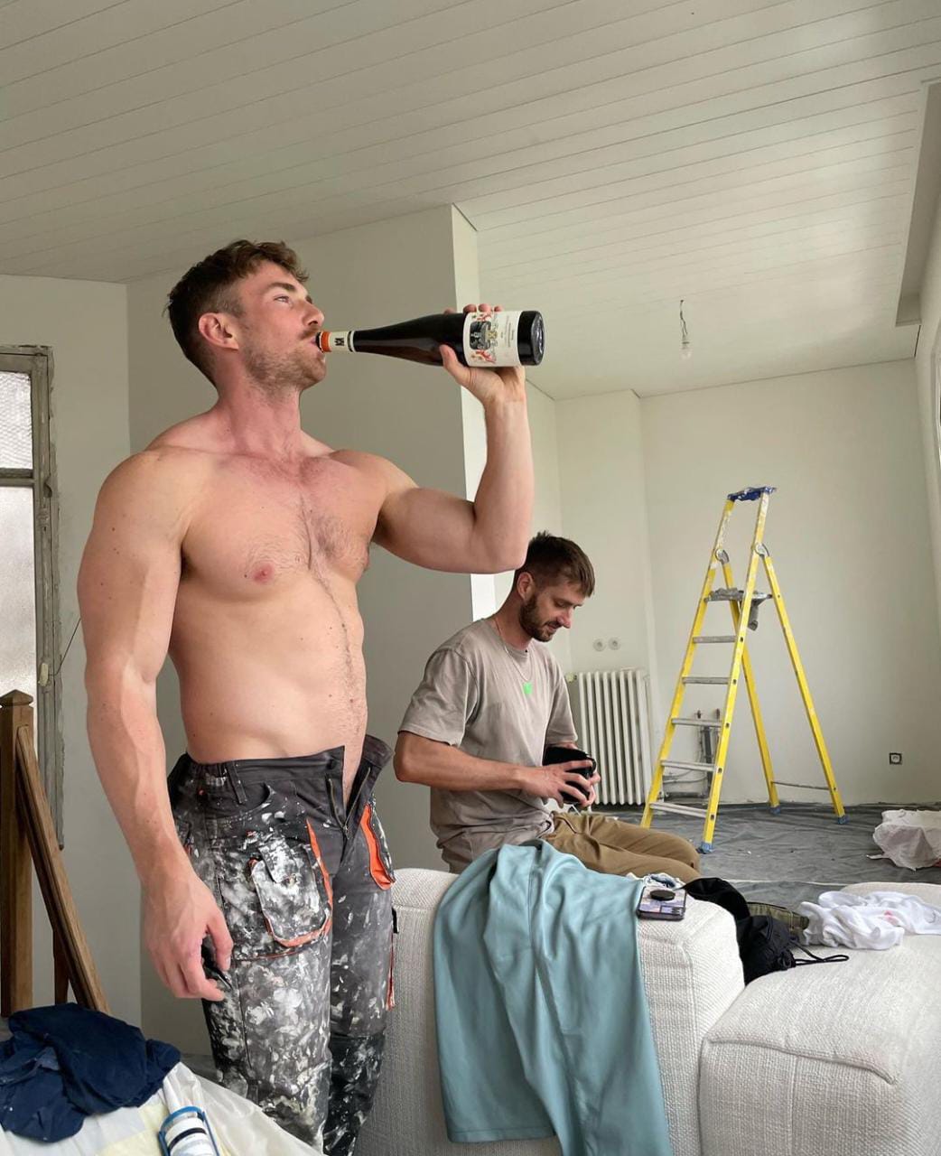 Actor de Fire Island foto tomando vino