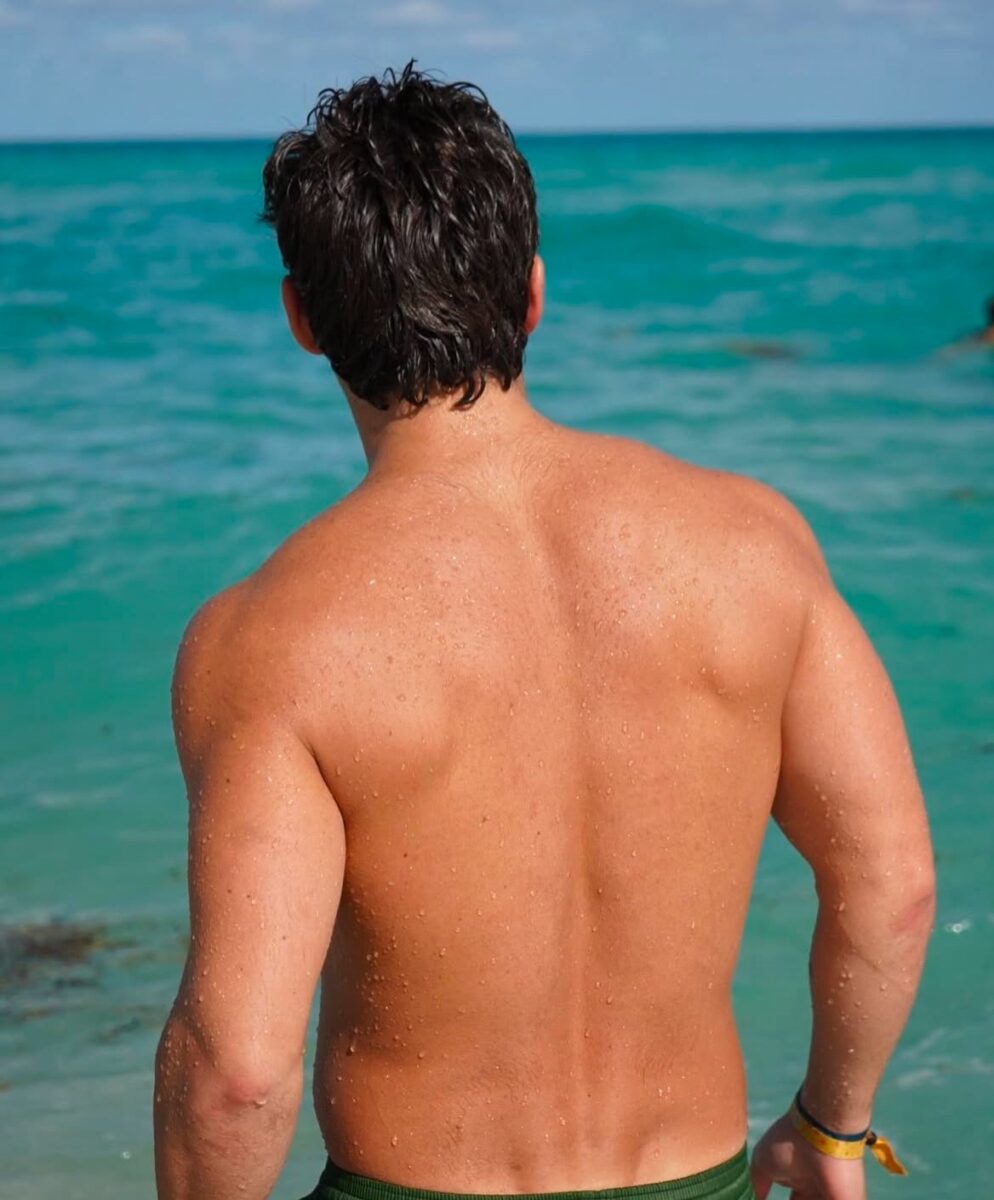 Espalda en el mar artista