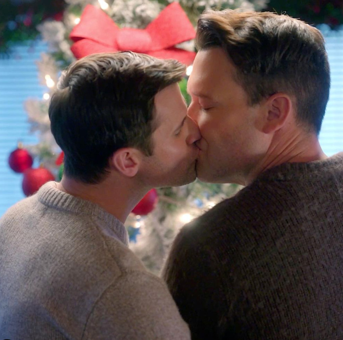 A Christmas to Treasure aylor Frey (Austin) y Kyle Dean Massey (Everett) pareja gay beso
