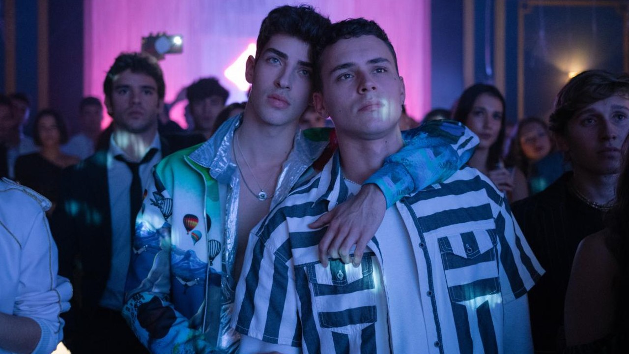 Manu Ríos y Arón Piper en fiesta de Jaquemus bailando