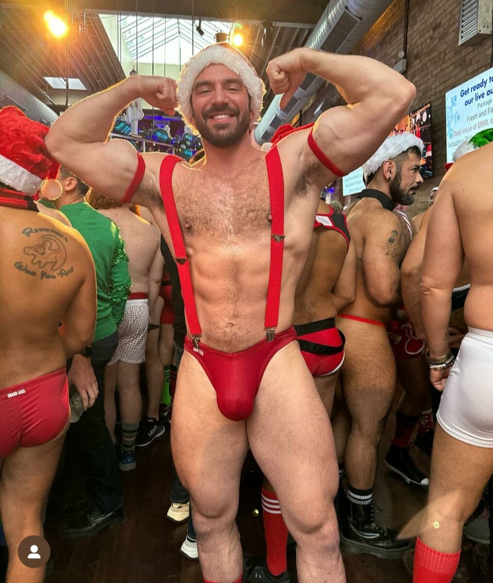 Steve Grand vestido de Santa