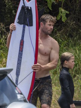 Chris Hemsworth fotos practicando surf