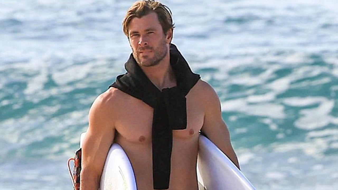 Chris Hemsworth practicando surf en Australia