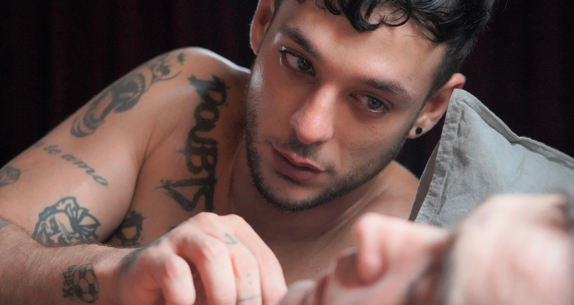 Israel Ogalbo in Bed película israelí gay actores