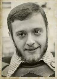 Tom Higgins activista gay pastelazo