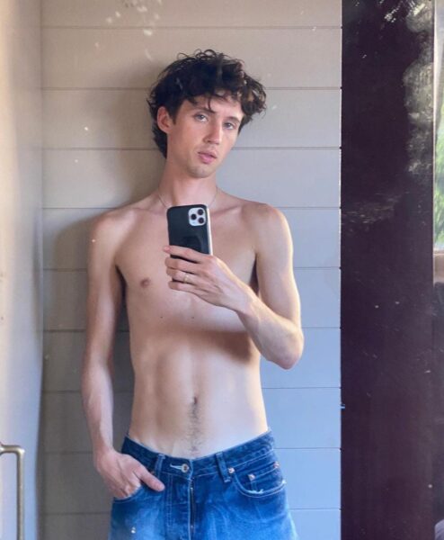 Troye Sivan foto twink fantasía sin playera actor cantante