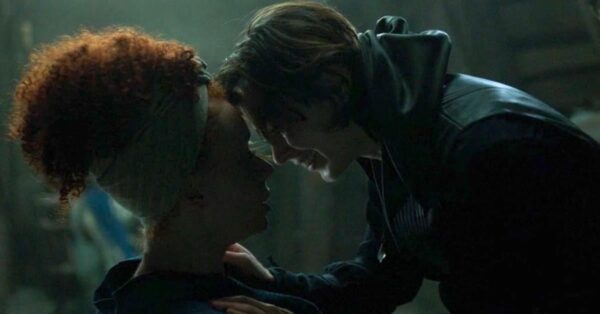 Momento previo al beso entre Kit y Jade en Willow