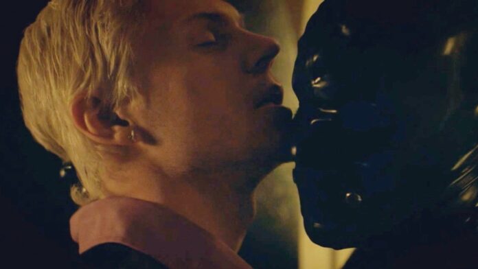 Evan peters escenas homoeroticas American horror story Evan peters escenas homoeroticas American horror story