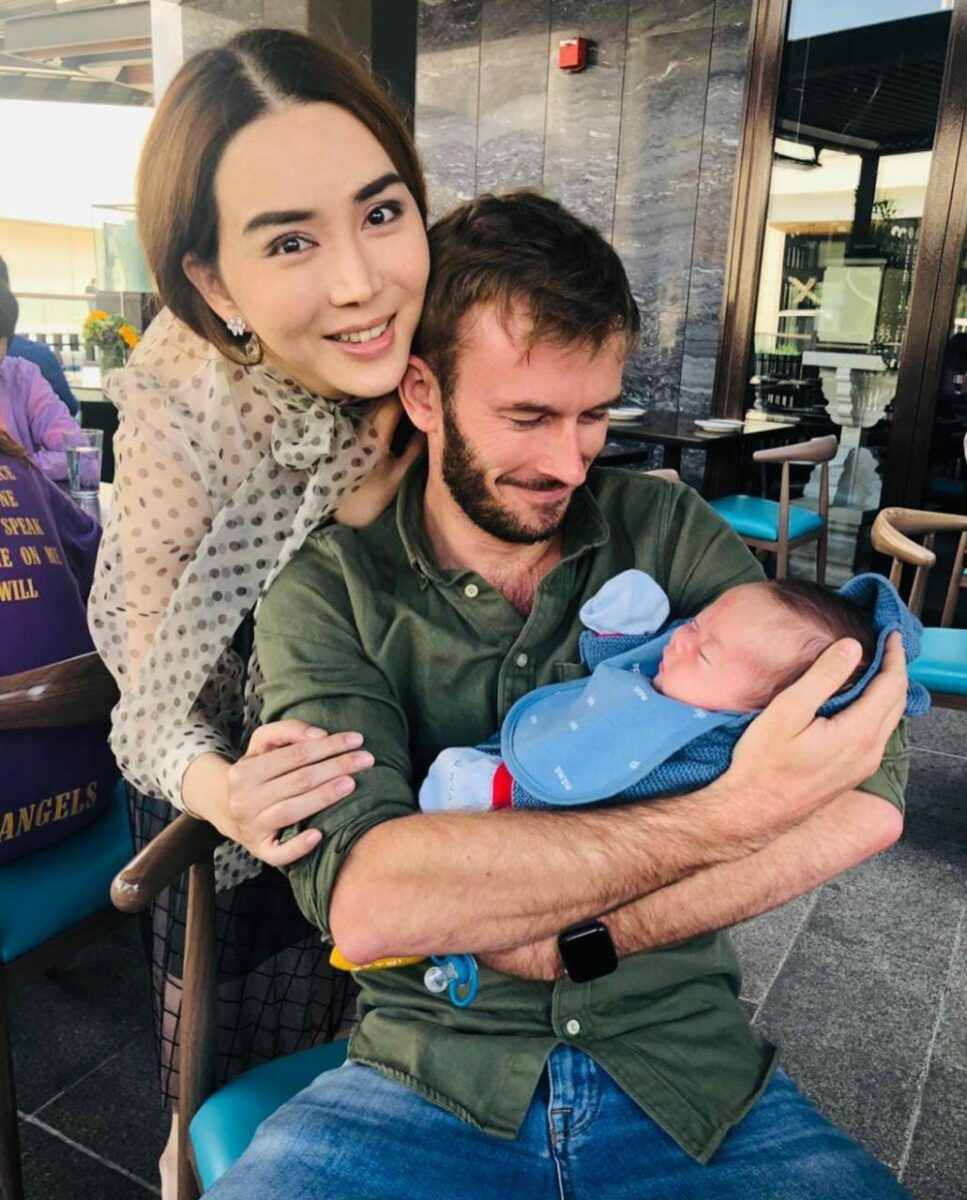 Anne Jakkaphong y un misterioso hombre que aparece en sus fotos