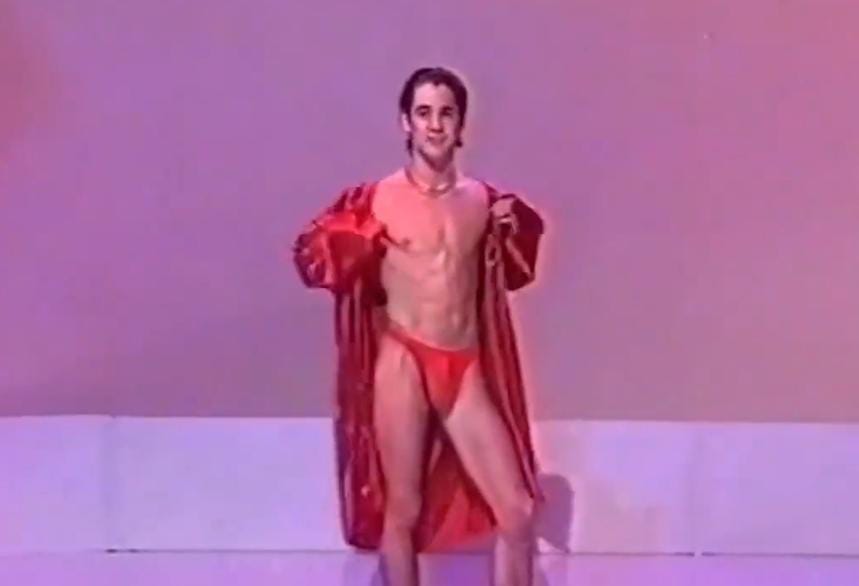 Colin Farrell actor con tanga ropa interior roja