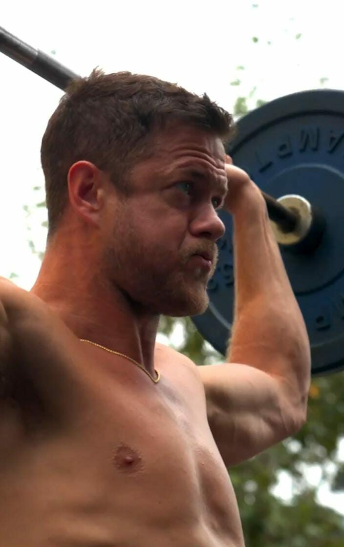 Press de hombro con barra Dan Reynolds de Imagine Dragons