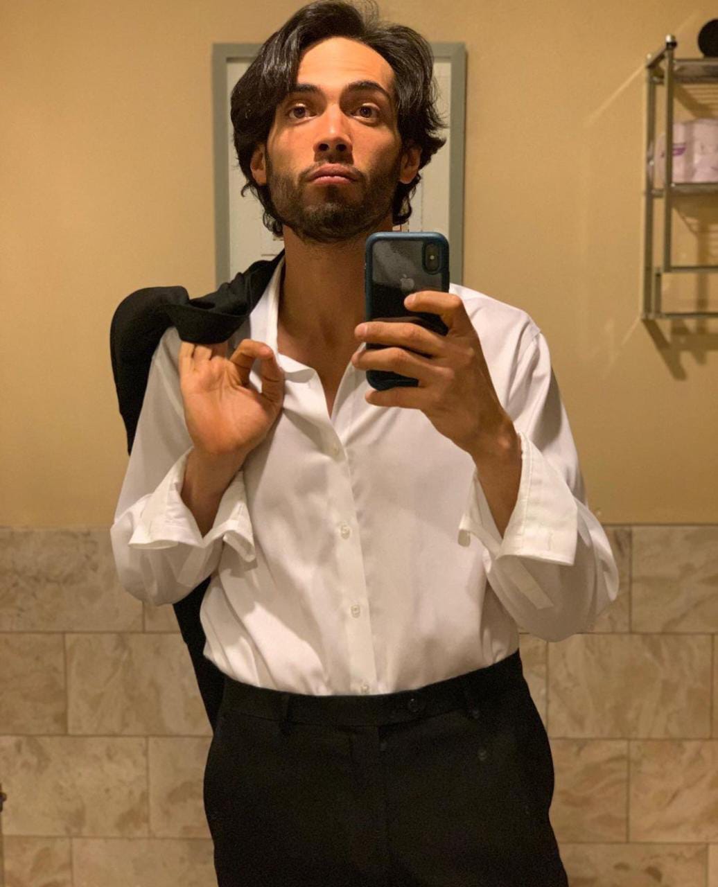 Diego Calva con traje