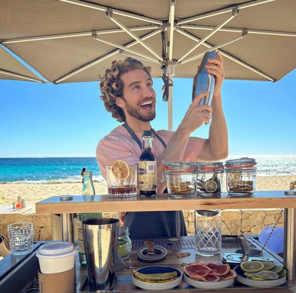 Eugenio Siller en los cabos mezclando coctel