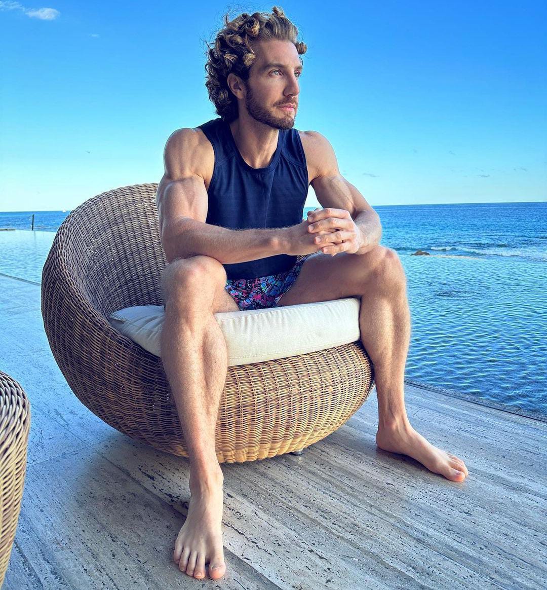Eugenio Siller sentado en sillón junto a una alberca.