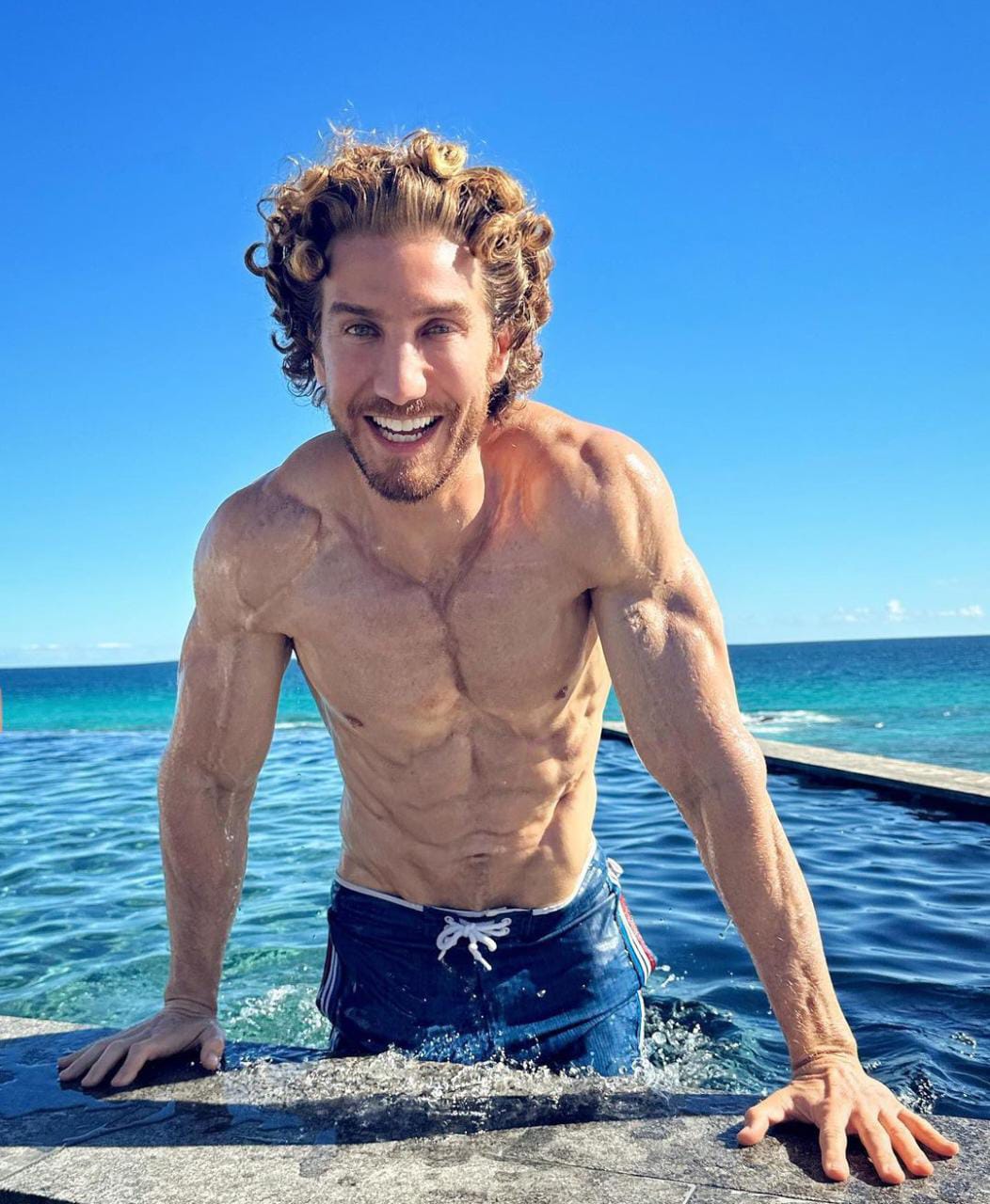 Eugenio Siller en el mar