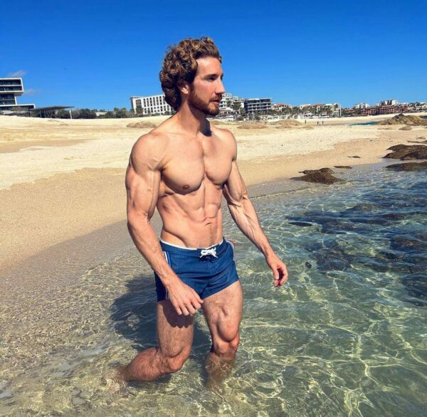 actor en playa eugenio siller mostrando piel