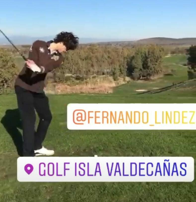 Fernando lindez actor jugando golf