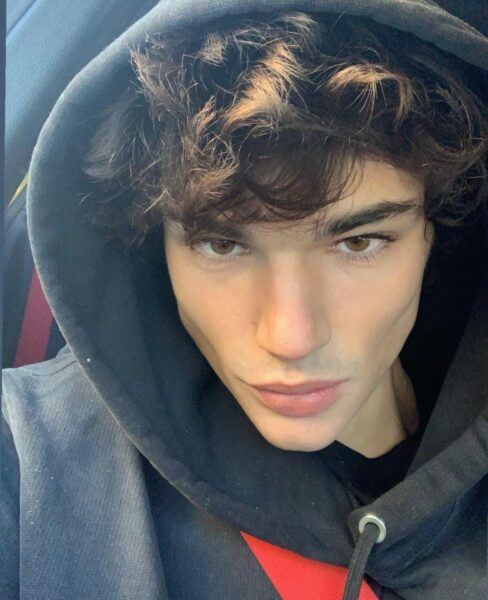 color de ojos del actor