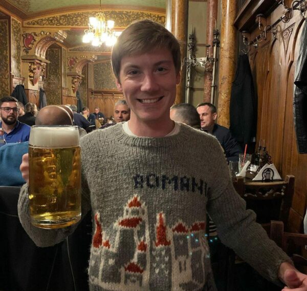 Fielder Jewett con tarro de cerveza