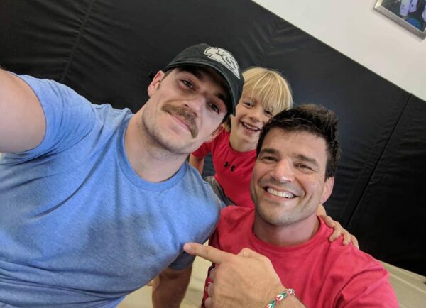 Hanry Cavill con bigote famosos actores cantantes