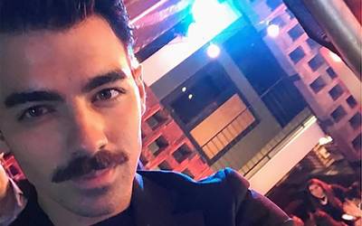 Joe Jonas con bigote cantantes actores 
