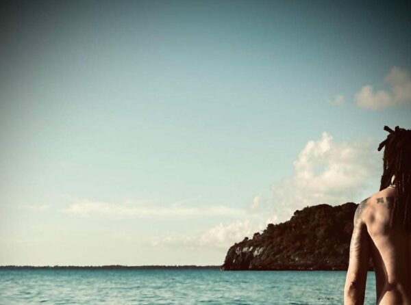 Lenny Kravitz en playa trasero