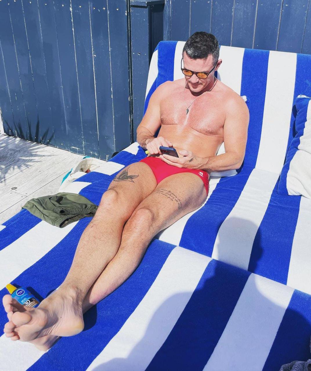 luke evans famosos mostrando piel en 2023