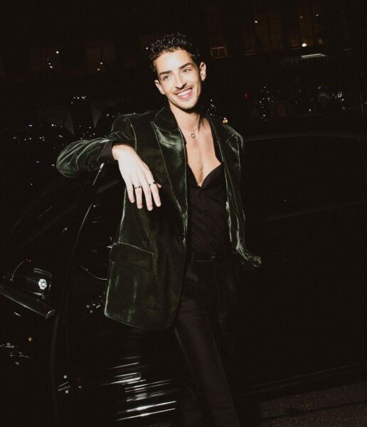 Manu Ríos con bigote