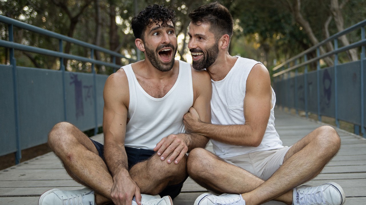 pareja-gay-hombres-rituales-amor-pareja-2023 Rituales para conseguir pareja amor 2023