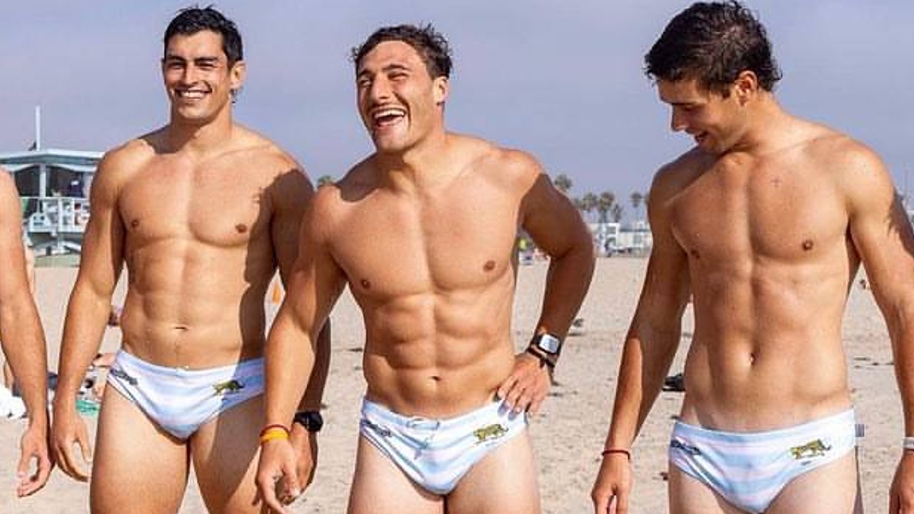 pumas-rugby-argentina-playa-traje-de-bano-mar-jugadores-hombres Jugadores de rugby en playa pumas 7s traje de baño corto