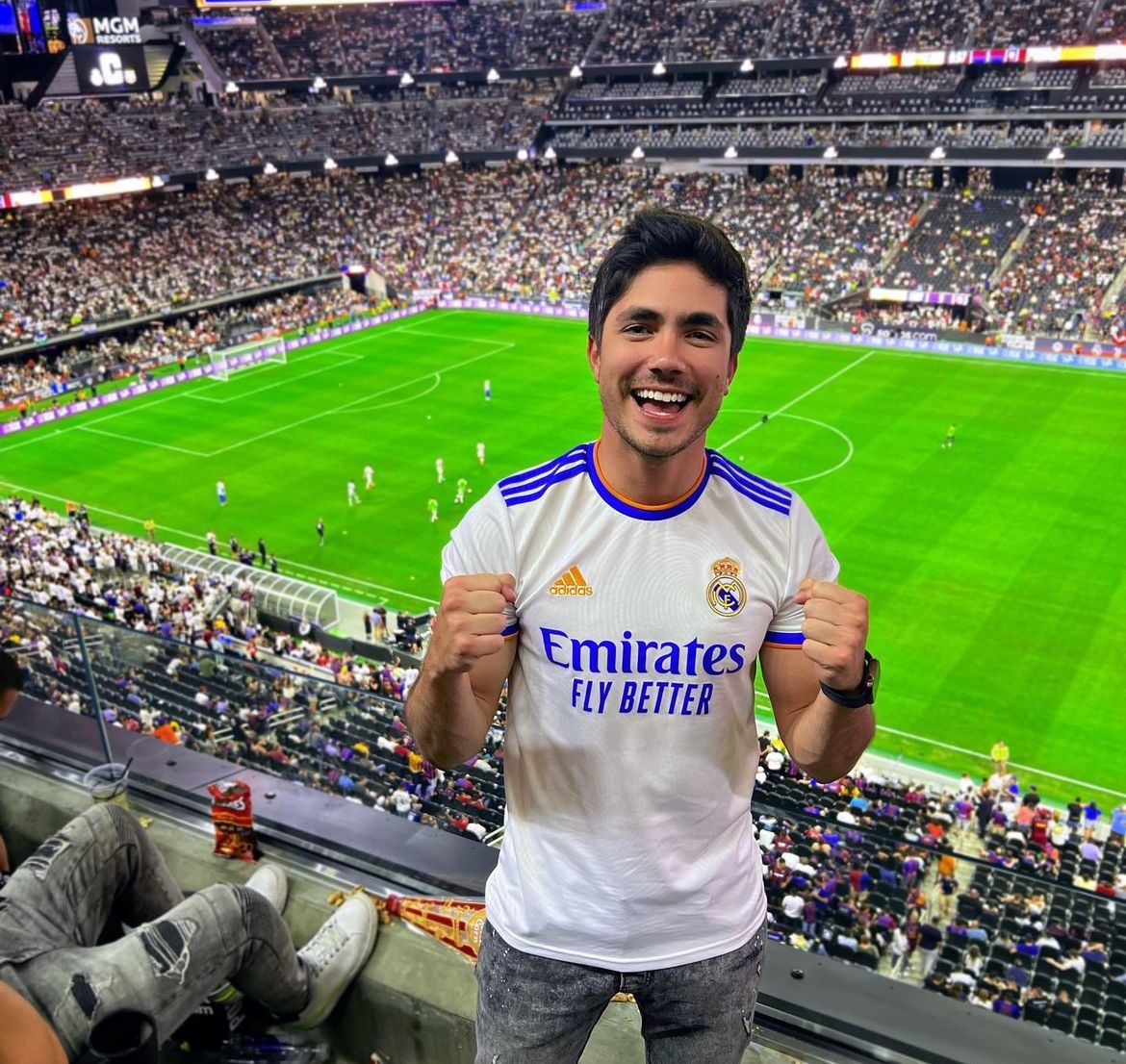 Sian Chiong foto con playera Real Madrid