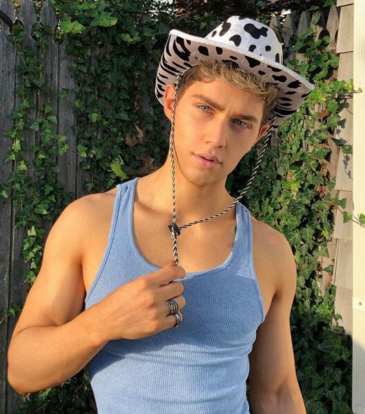 Sugar participante de RuPaul's Drag Race 15 fuera de drag