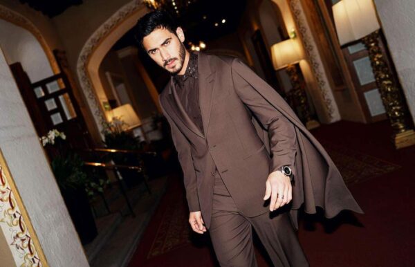 Alejandro Speitzer con traje café