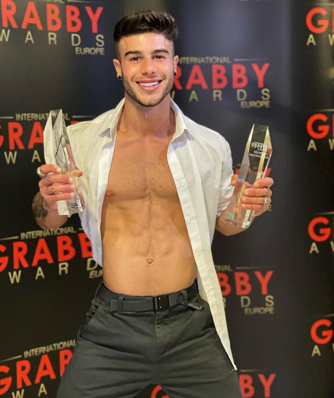 Actor con sus Premios Grabby