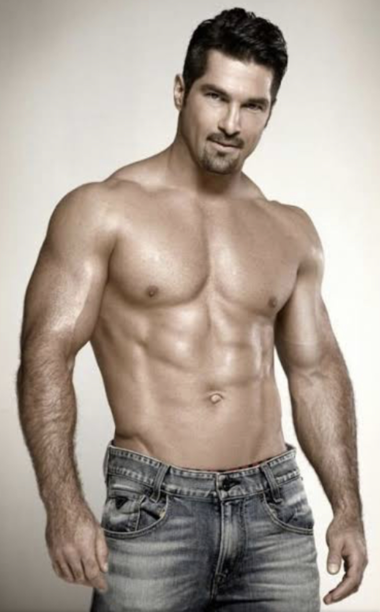 Arturo Carmona sin playera