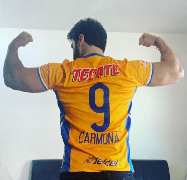 Arturo Carmona con la playera de Tigres