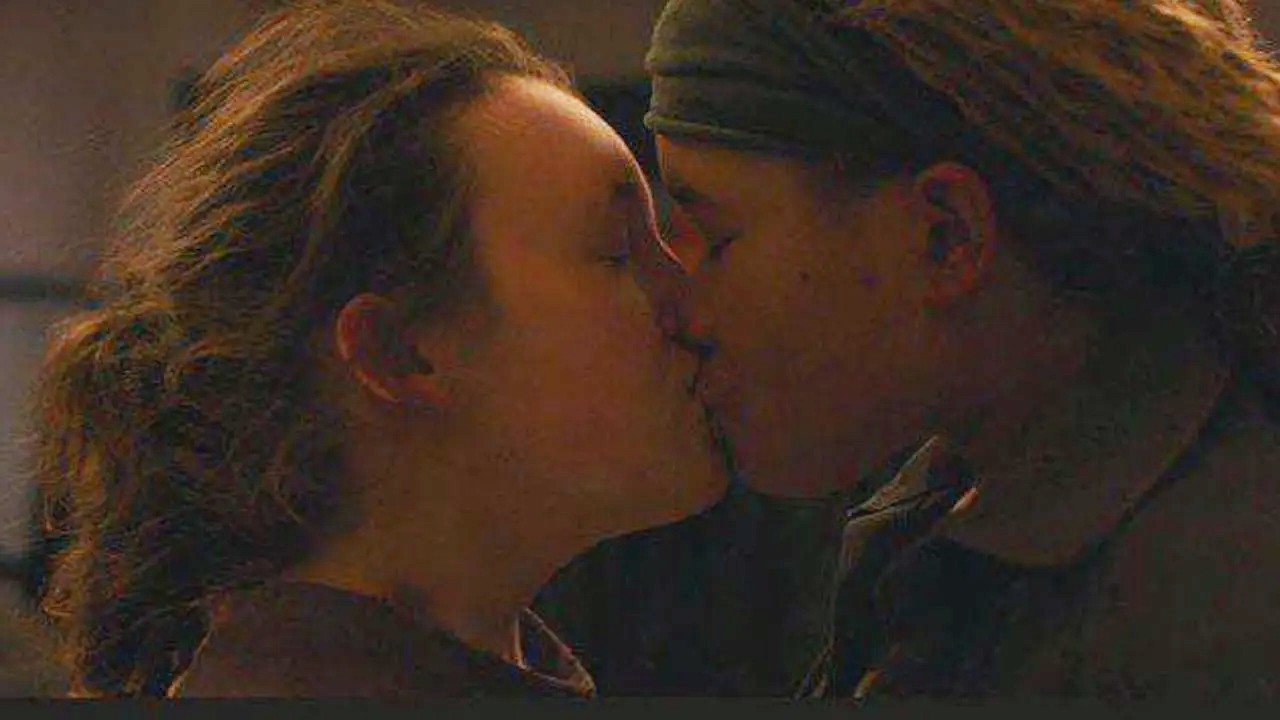 Bella Ramsey Storm Reid Ellie Riley beso lésbico serie the last of us
