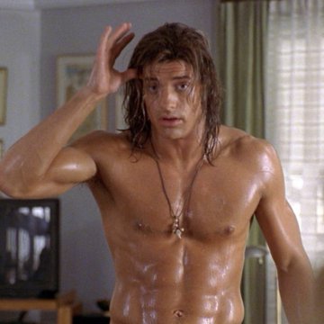 Brendan Fraser sin playera en George of the Jungle