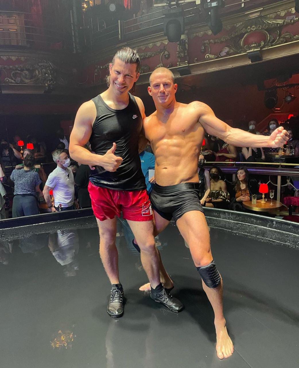 Channing Tatum (derecha) vestido como stripper