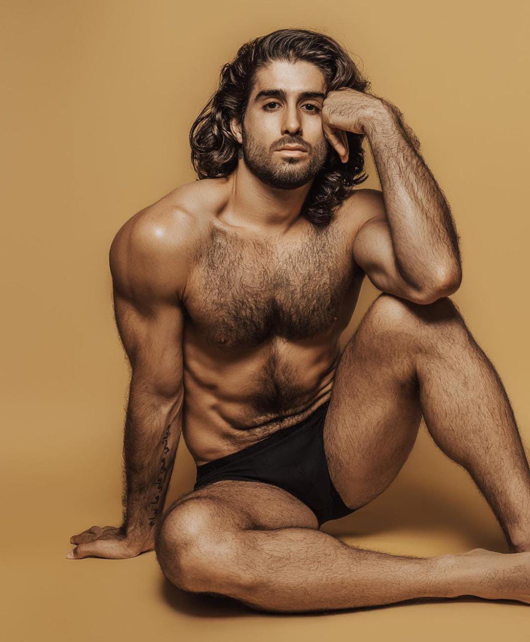 Diego Sans con cabello largo