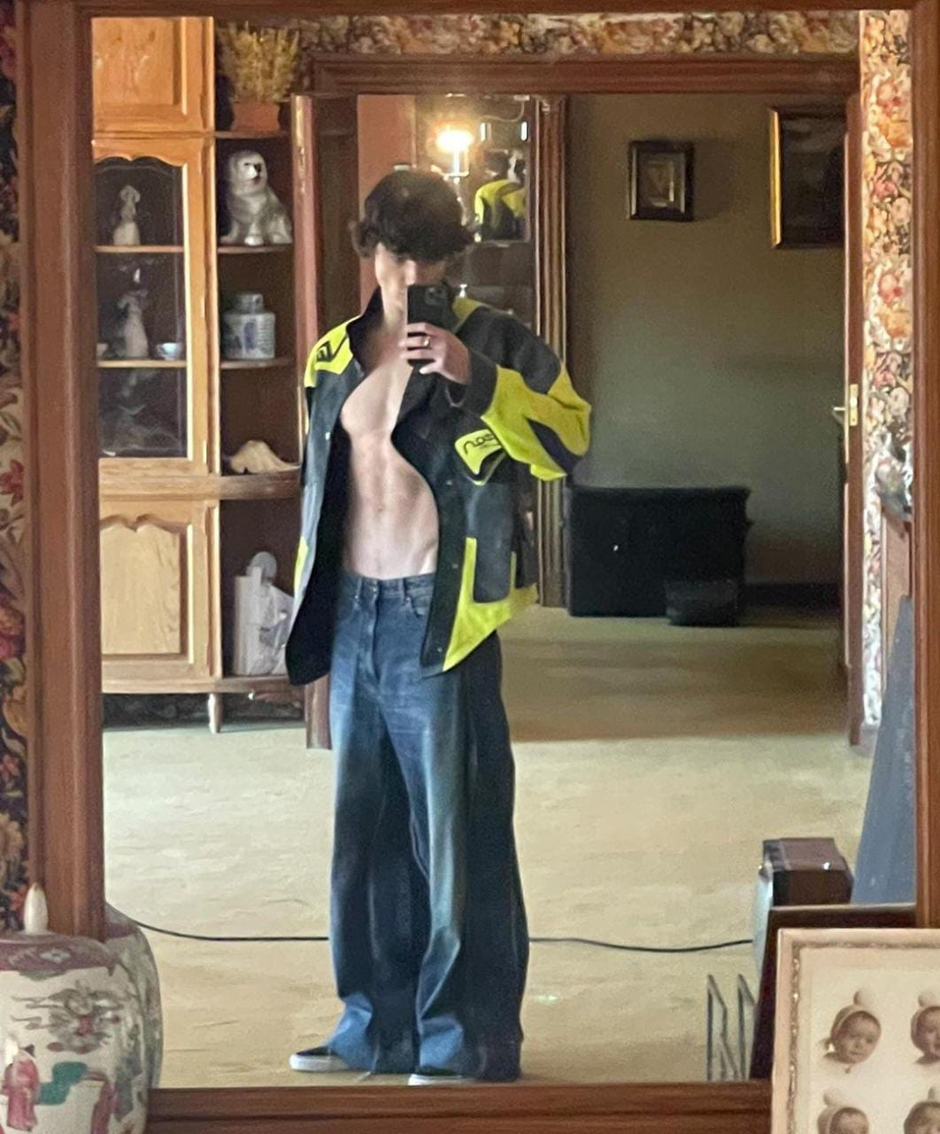 Fernando Lindez en selfie con chaqueta de motociclista