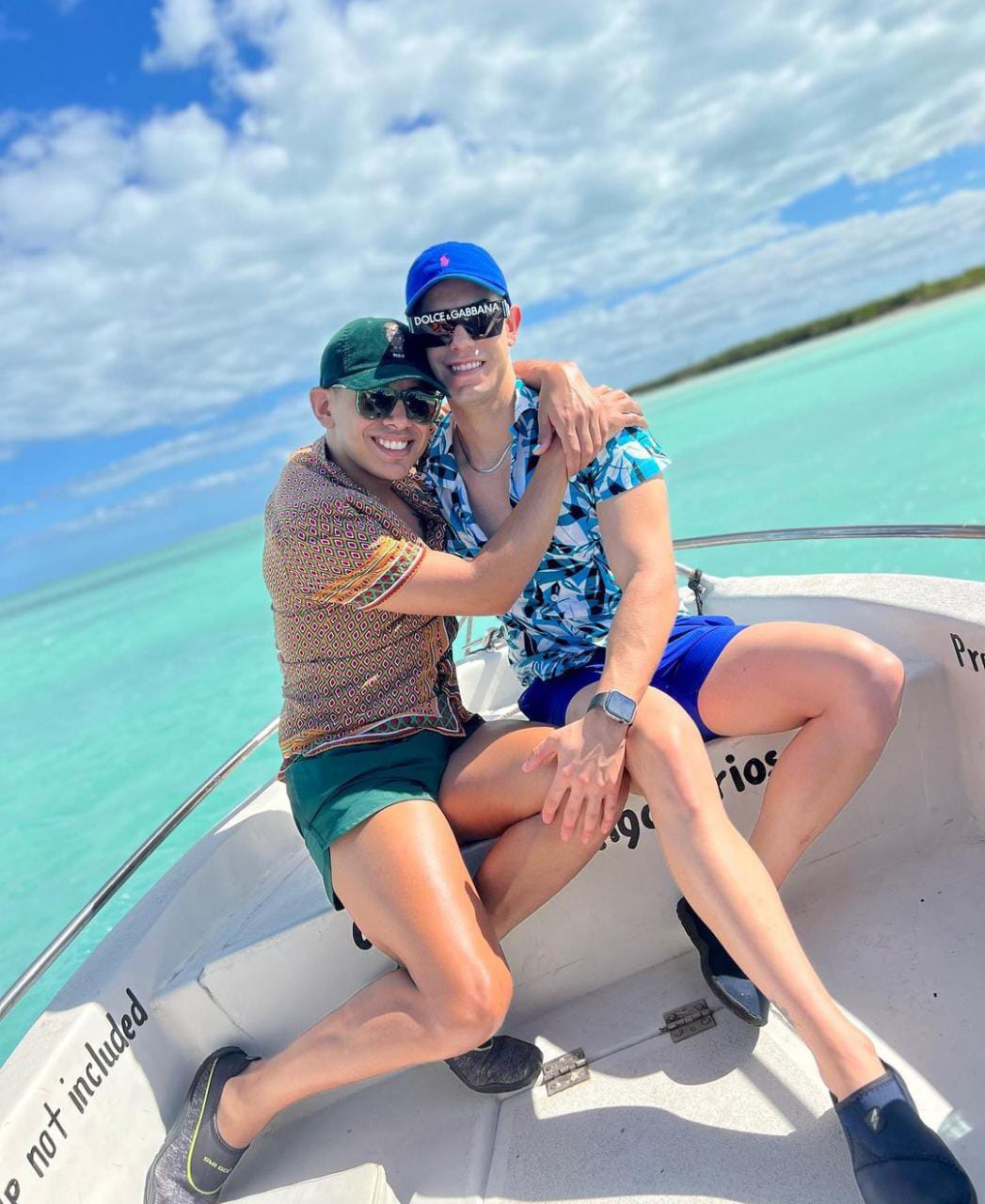 Jhonny Caz y Jonathan Bencomo abrazados