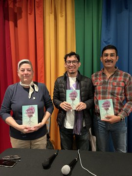 Lalo Santos en la presentación de un libro.