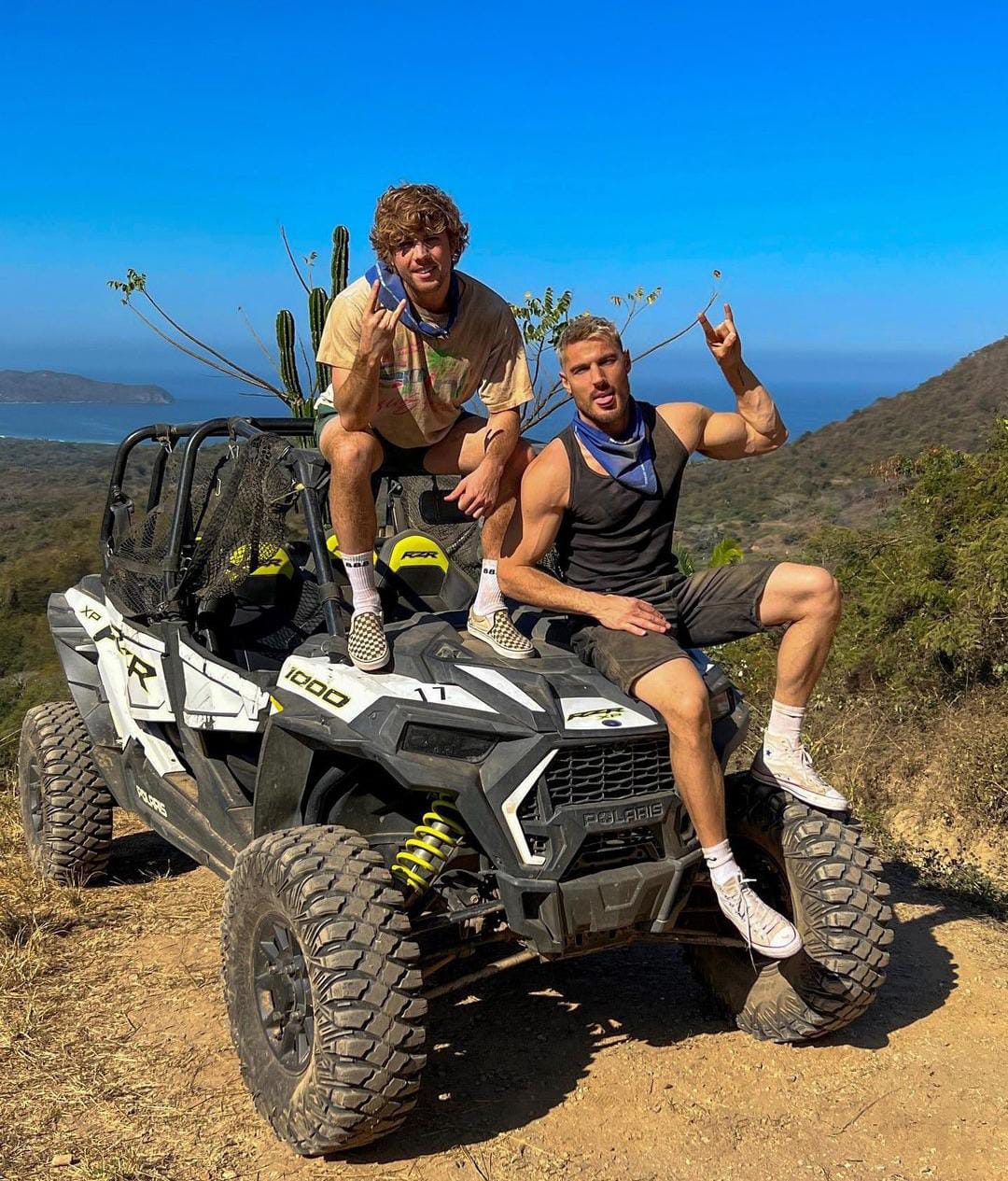 Lukas Gage junto a Chris Appleton