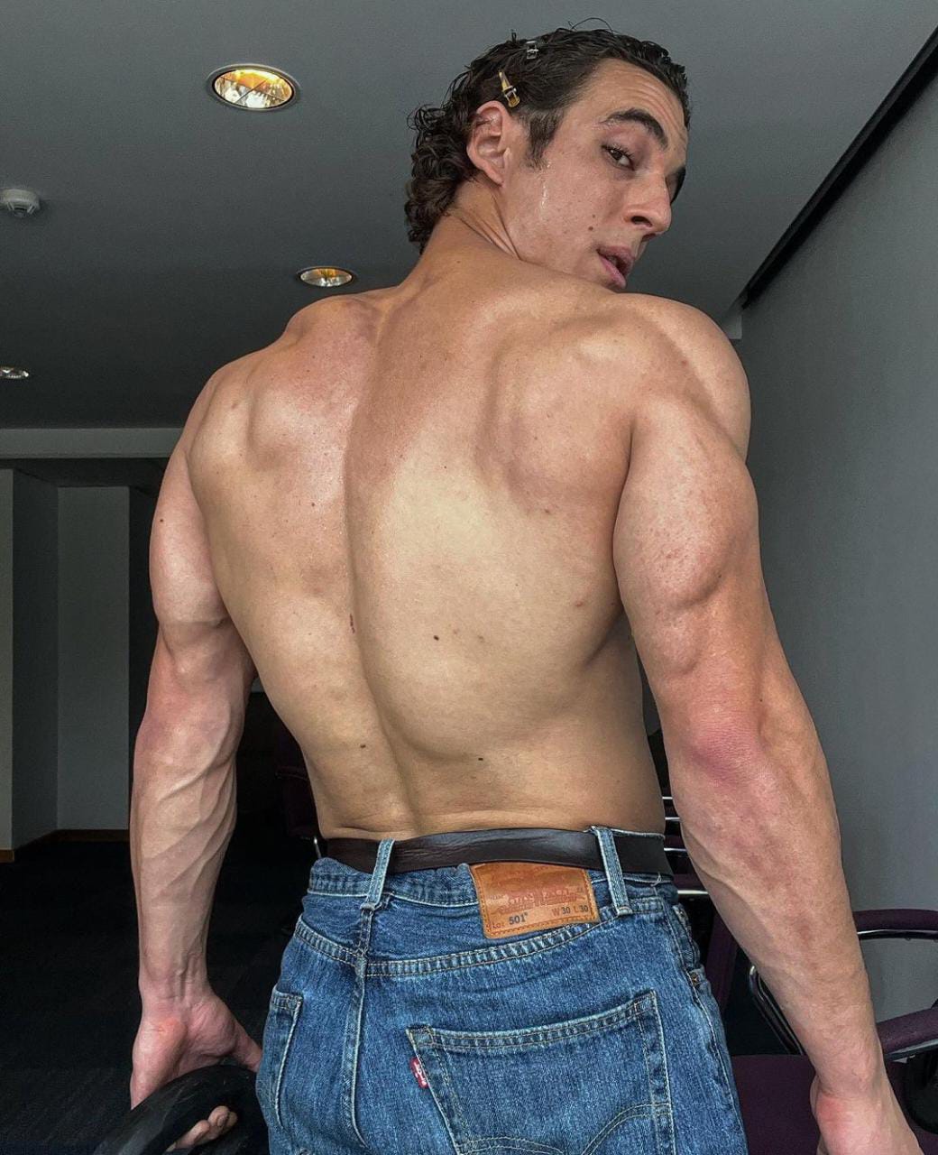 Miguel Herrán foto de espalda