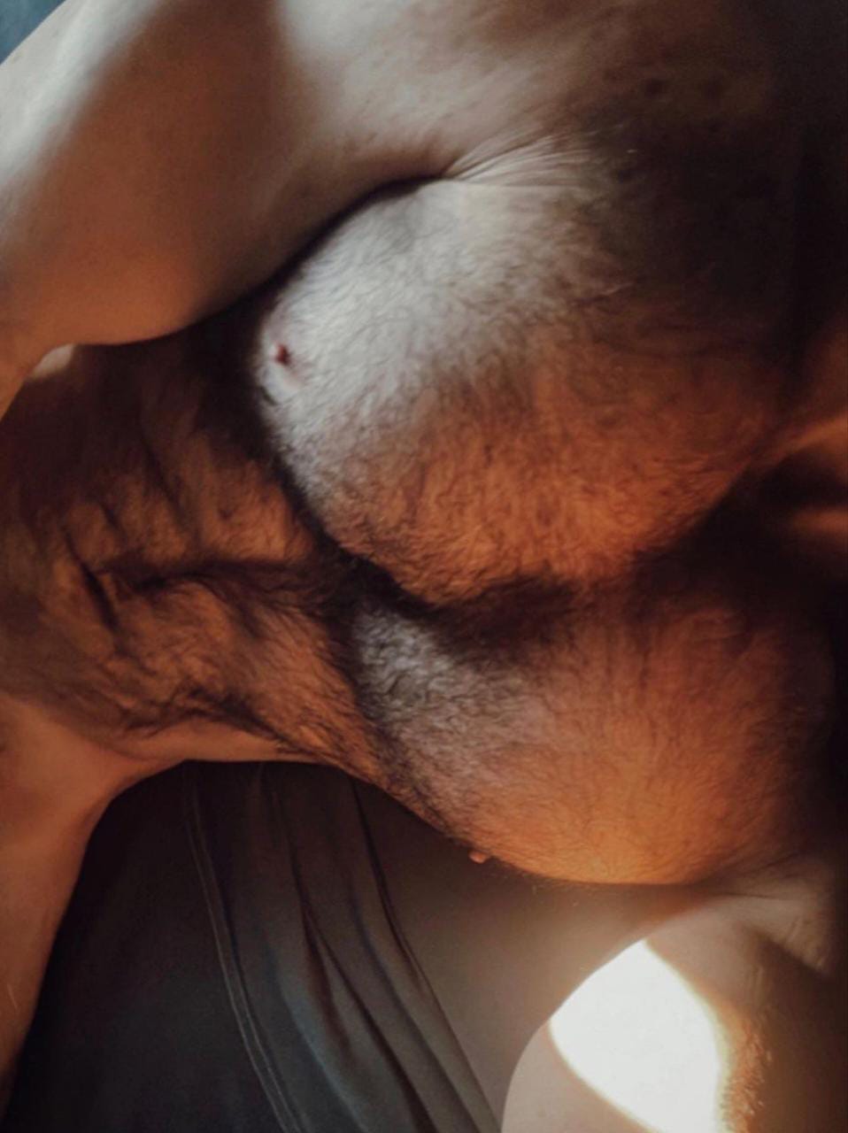 Pablo Perroni foto en cama