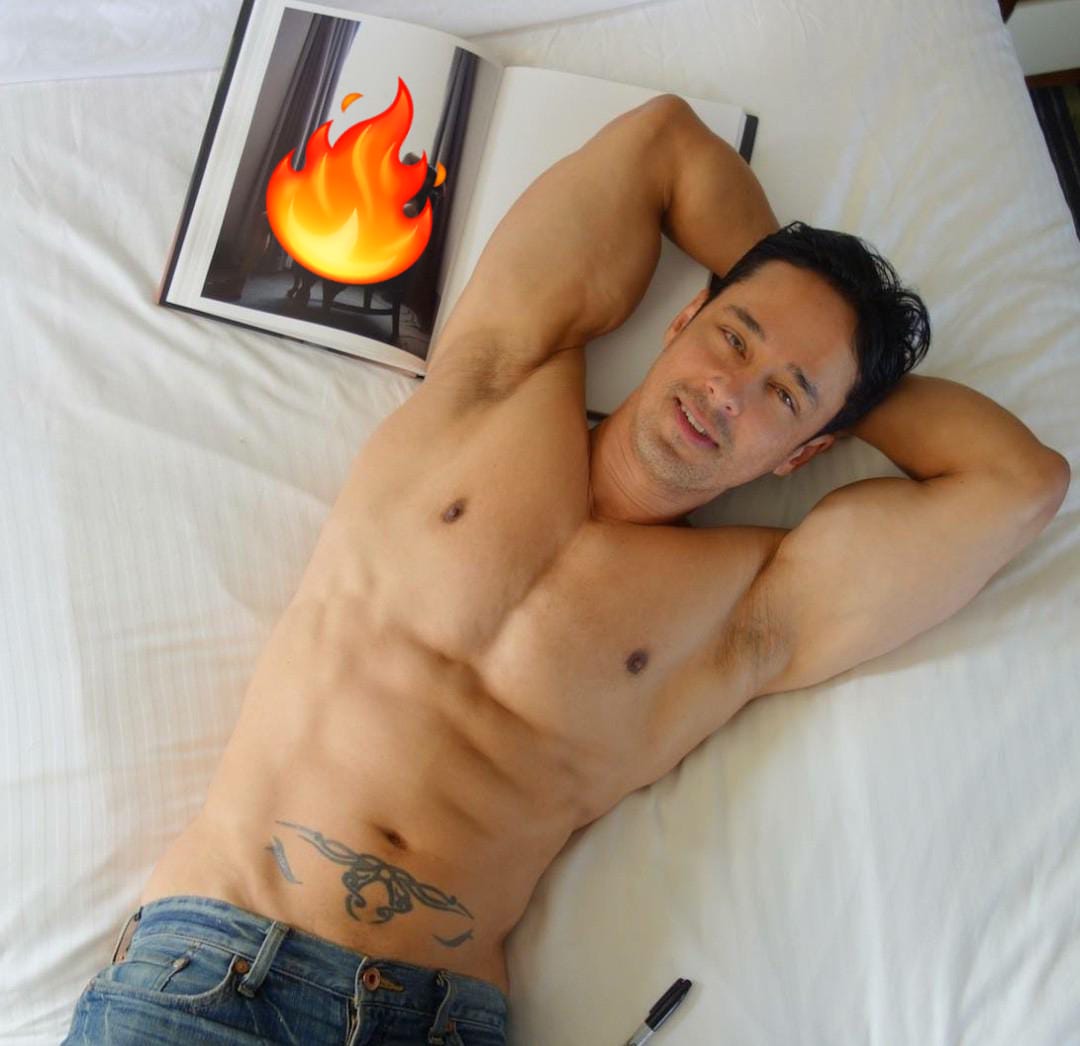 Rafael Alencar recostado en cama