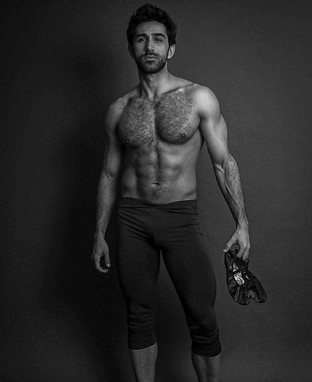 Rodrigo Negrini posando con zapatillas de baile