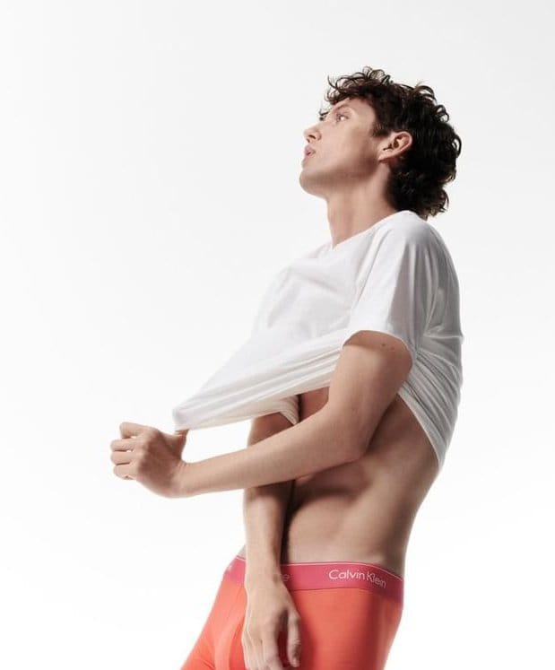 Troye Sivan calzones Calvin Klein